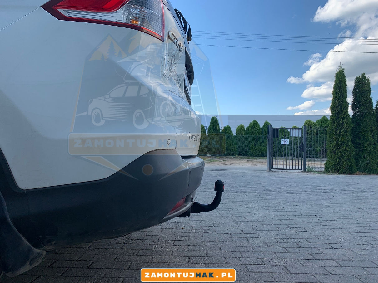 Zdjęcie przedstawia kulę haka holowniczego na samochodzie Honda CR-V